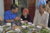 “Bữa cơm nghĩa tình” tại nhà Mẹ Việt Nam anh hùng Nguyễn Thị Xạ