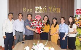 Thường trực Đảng ủy Khối tặng hoa chúc mừng Tòa soạn Báo Phú Yên