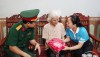 Thăm hỏi và tặng quà cho hai Mẹ Việt Nam Anh hùng